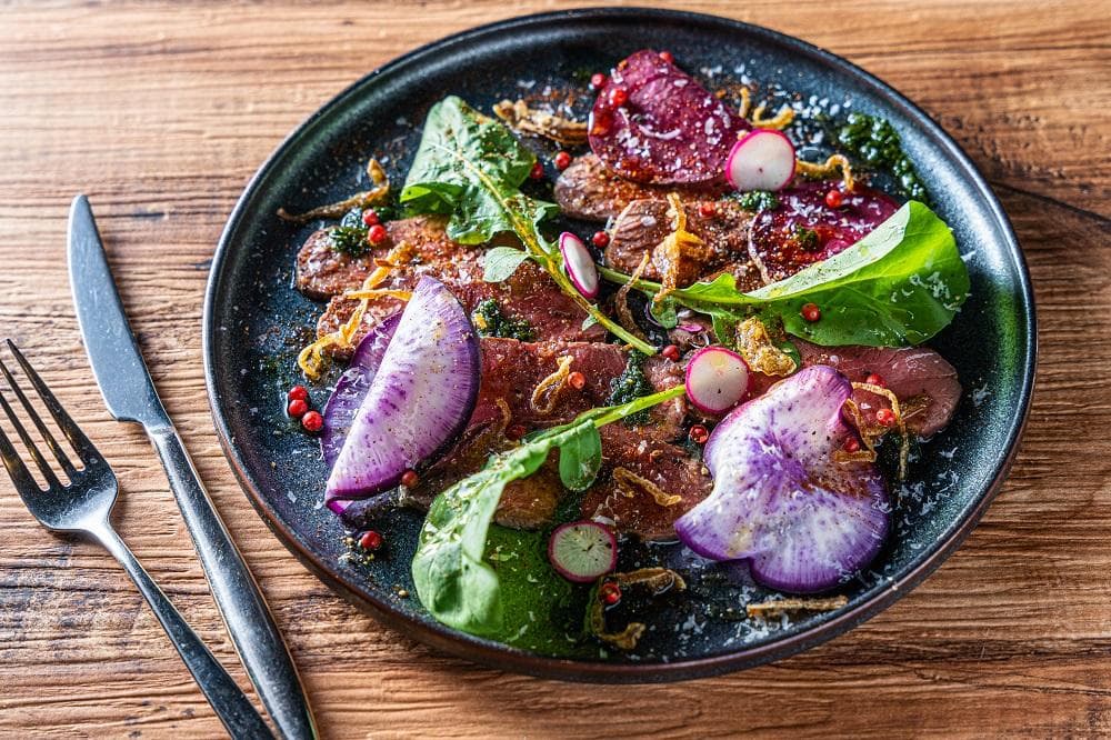 【食べログ専用】肉や野菜の豪快に炭火で焼くアメリカ料理をベースにした、九州素材の旨味を丸ごと味わえるダイニング 『オン ア ターブル』 のランチペアチケット