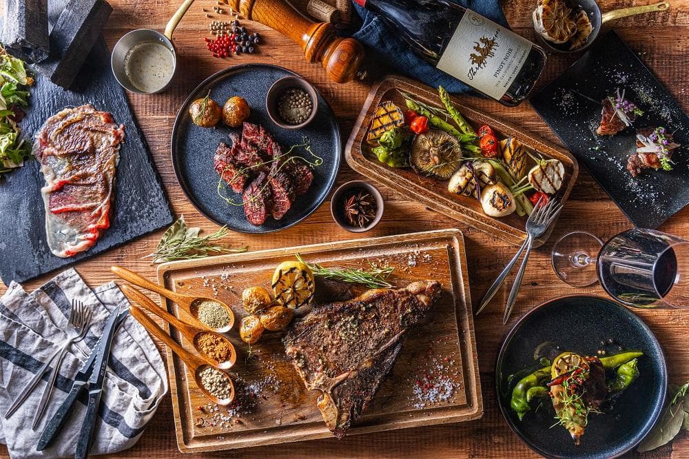 【食べログ専用】肉や野菜の豪快に炭火で焼くアメリカ料理をベースにした、九州素材の旨味を丸ごと味わえるダイニング 『オン ア ターブル』のディナーペアチケット